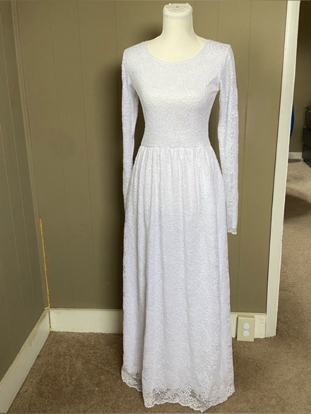 Woodmouse & thistle White lace maxi dress with long sleeves and zipper back - Picture 2 of 10